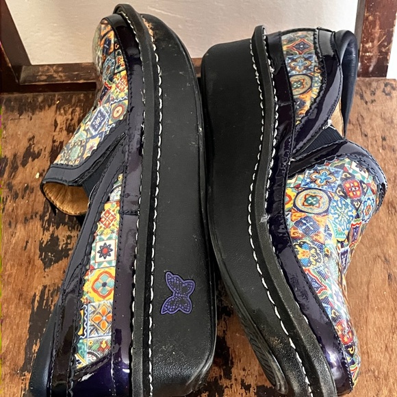 Algeria Women’s Patchwork Patent Clogs US 7 - Picture 3 of 6